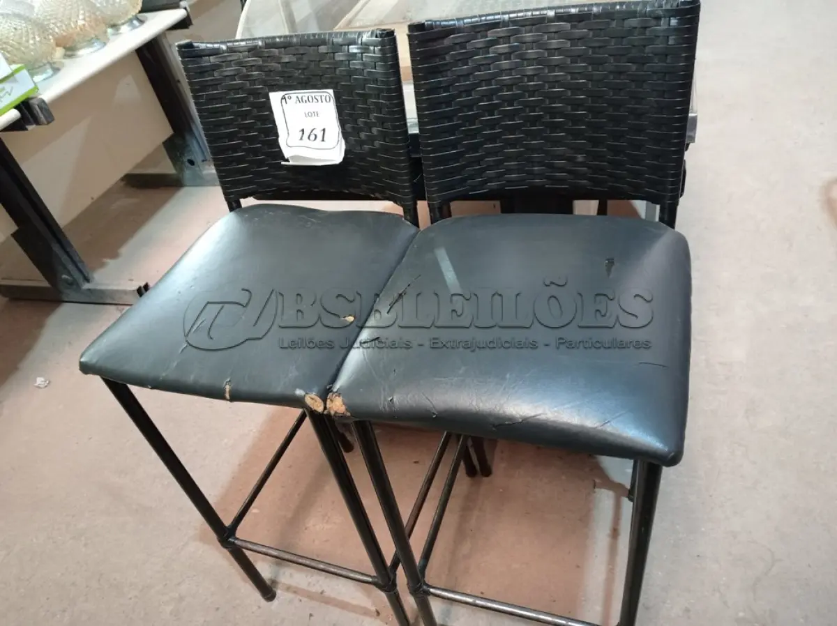 LOTE 161 - 02 BANQUETAS COM BASE EM FERRO (NO ESTADO) ATENÇÃO! FAZER A VISITAÇÃO ANTES DE ARREMATAR, NÃO SABEMOS SE FUNCIONA. LEILÃO NÃO TEM GARANTIA E NEM DEVOLUÇÃO, SUJEITO A POSSÍVEIS AVARIAS VISÍVEIS/OCULTAS E/OU AUSÊNCIA DE COMPONENTES.
