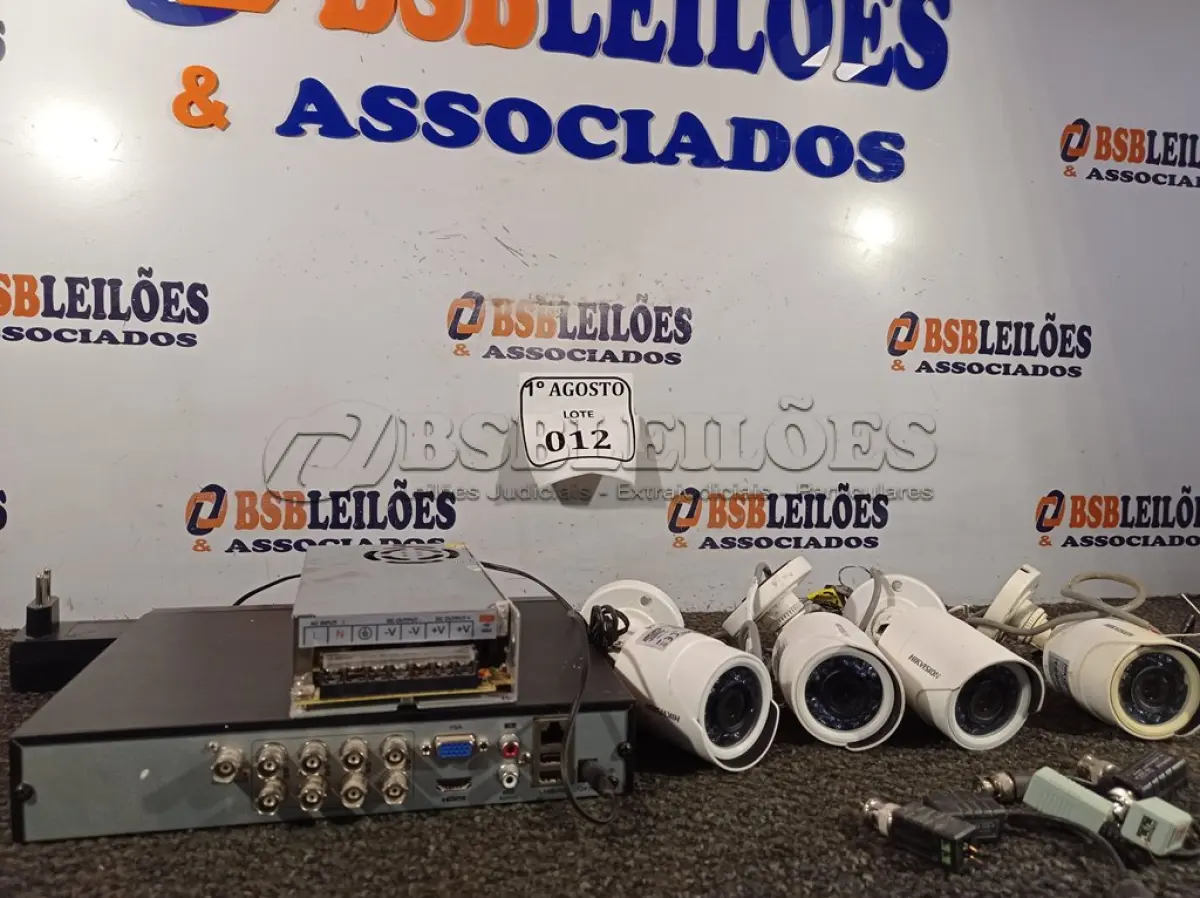 LOTE 012 - 01 DVR, 01 FONTE DE ALIMENTAÇÃO BIVOLT E 04 CÂMERAS. (NO ESTADO) ATENÇÃO! FAZER A VISITAÇÃO ANTES DE ARREMATAR, NÃO SABEMOS SE FUNCIONA. LEILÃO NÃO TEM GARANTIA E NEM DEVOLUÇÃO, SUJEITO A POSSÍVEIS AVARIAS VISÍVEIS/OCULTAS E/OU AUSÊNCIA DE COMPONENTES.