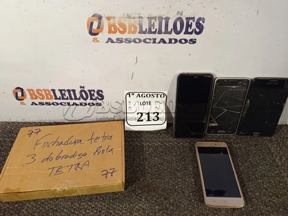 LOTE 213 - 02 FECHADURAS TETRA COM 03 DOBRADIÇAS PRETAS E 04 APARELHOS CELULARES PARA RETIRADA DE PEÇAS. (NO ESTADO) ATENÇÃO! FAZER A VISITAÇÃO ANTES DE ARREMATAR, NÃO SABEMOS SE FUNCIONA. LEILÃO NÃO TEM GARANTIA E NEM DEVOLUÇÃO, SUJEITO A POSSÍVEIS AVARIAS VISÍVEIS/OCULTAS E/OU AUSÊNCIA DE COMPONENTES.