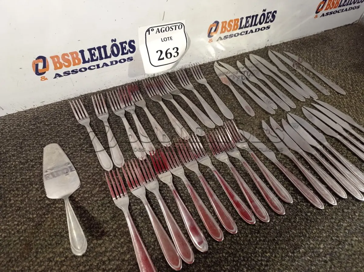 LOTE 263 - 01 LOTE COM 20 FACAS, 20 GARFOS E 01 ESPÁTULA PARA CORTAR BOLO. (NO ESTADO) ATENÇÃO! FAZER A VISITAÇÃO ANTES DE ARREMATAR, NÃO SABEMOS SE FUNCIONA. LEILÃO NÃO TEM GARANTIA E NEM DEVOLUÇÃO, SUJEITO A POSSÍVEIS AVARIAS VISÍVEIS/OCULTAS E/OU AUSÊNCIA DE COMPONENTES.