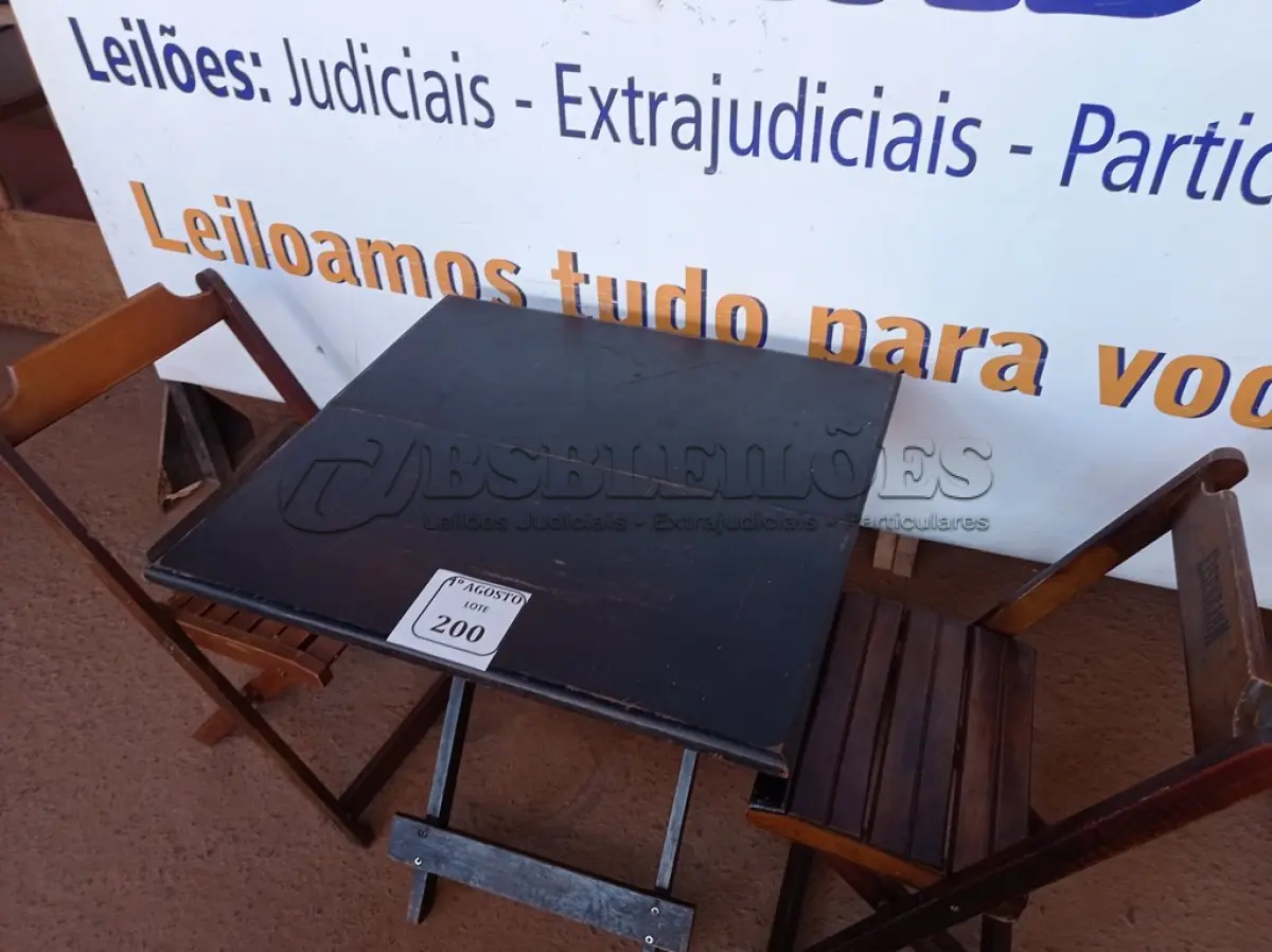 LOTE 200 - 01 MESA EM MADEIRA COM 02 CADEIRAS DOBRÁVEL COM AVARIAS. (NO ESTADO) ATENÇÃO! FAZER A VISITAÇÃO ANTES DE ARREMATAR, NÃO SABEMOS SE FUNCIONA. LEILÃO NÃO TEM GARANTIA E NEM DEVOLUÇÃO, SUJEITO A POSSÍVEIS AVARIAS VISÍVEIS/OCULTAS E/OU AUSÊNCIA DE COMPONENTES.