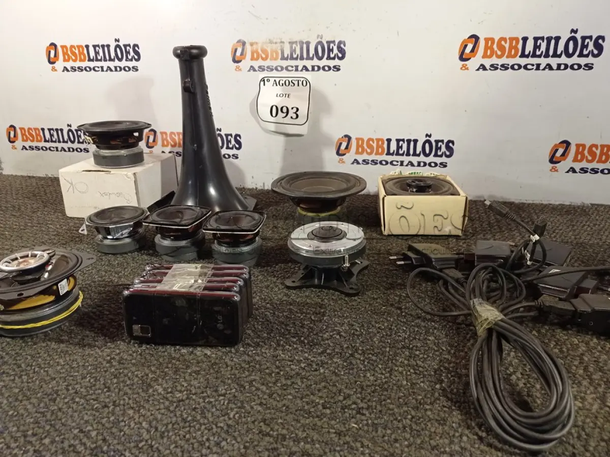 LOTE 093 - 01 CAIXA COM PEQUENOS AUTO-FALANTES, 05 APARELHOS CELULARES LG COM CARREGADOR. (NO ESTADO) ATENÇÃO! FAZER A VISITAÇÃO ANTES DE ARREMATAR, NÃO SABEMOS SE FUNCIONA. LEILÃO NÃO TEM GARANTIA E NEM DEVOLUÇÃO, SUJEITO A POSSÍVEIS AVARIAS VISÍVEIS/OCULTAS E/OU AUSÊNCIA DE COMPONENTES.