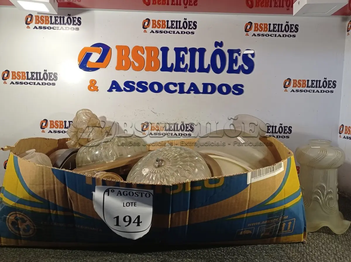 LOTE 194 - 01 LOTE COM LUMINÁRIAS EM VIDRO DIVERSAS (NO ESTADO). ATENÇÃO! FAZER A VISITAÇÃO ANTES DE ARREMATAR, NÃO SABEMOS SE FUNCIONA. LEILÃO NÃO TEM GARANTIA E NEM DEVOLUÇÃO, SUJEITO A POSSÍVEIS AVARIAS VISÍVEIS/OCULTAS E/OU AUSÊNCIA DE COMPONENTES.