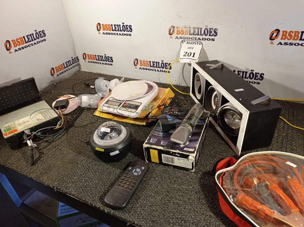 LOTE 201 - 01 CABO PARA CHUPETA, 01 SOM AUTOMOTIVO, 02 BALANÇAS DE PRECISÃO, 01 PROJETOR A LASER STAR LIGHT E 01 BOMBA PARA EXTRAÇÃO DE LEITE (NO ESTADO) ATENÇÃO! FAZER A VISITAÇÃO ANTES DE ARREMATAR, NÃO SABEMOS SE FUNCIONA. LEILÃO NÃO TEM GARANTIA E NEM DEVOLUÇÃO, SUJEITO A POSSÍVEIS AVARIAS VISÍVEIS/OCULTAS E/OU AUSÊNCIA DE COMPONENTES.