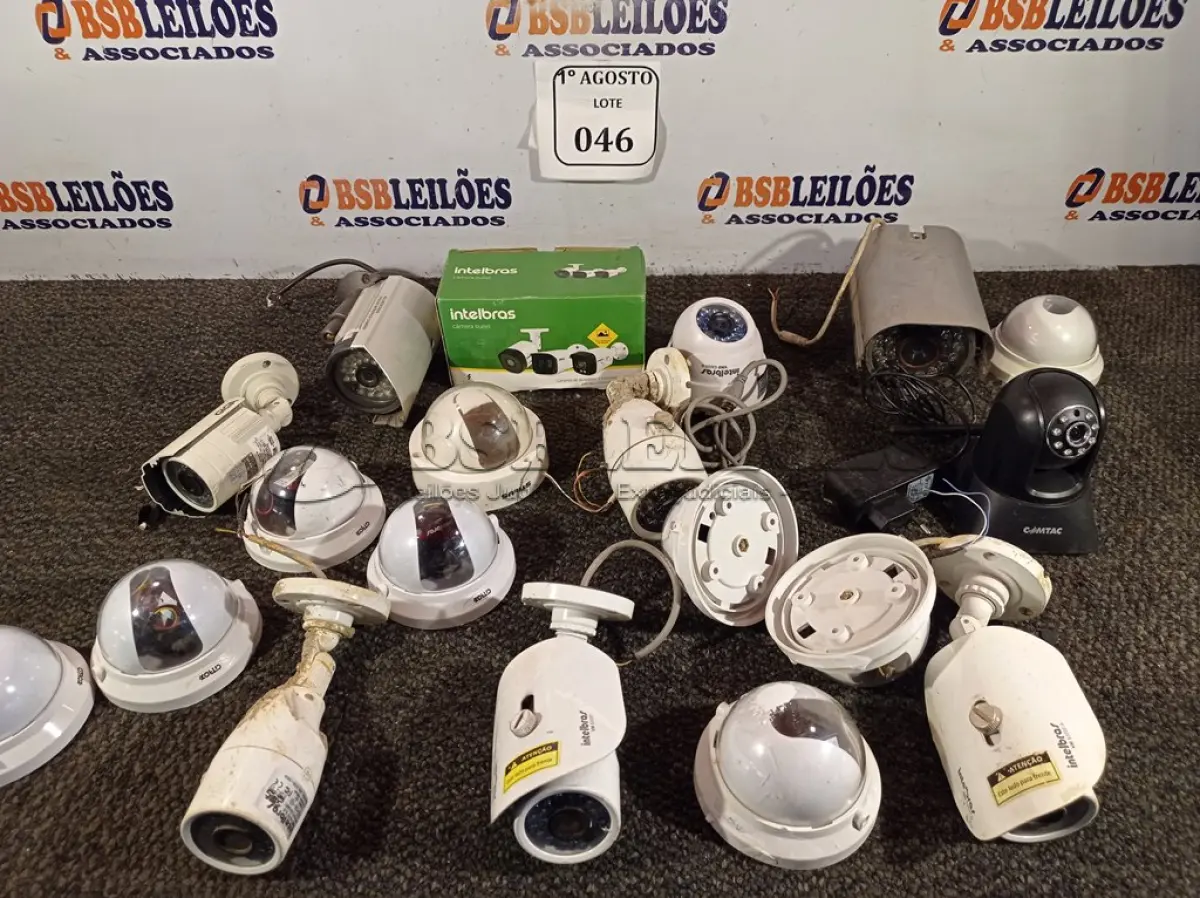 LOTE 046 - 01 LOTE COM DIVERSAS CÂMERAS. (NO ESTADO) ATENÇÃO! FAZER A VISITAÇÃO ANTES DE ARREMATAR, NÃO SABEMOS SE FUNCIONA. LEILÃO NÃO TEM GARANTIA E NEM DEVOLUÇÃO, SUJEITO A POSSÍVEIS AVARIAS VISÍVEIS/OCULTAS E/OU AUSÊNCIA DE COMPONENTES.