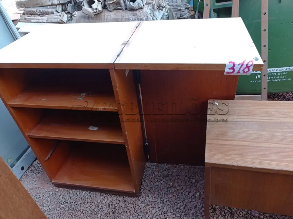 LOTE 318 - 01 BALCÃO E 01 MESINHA EM MADEIRA (NO ESTADO) ATENÇÃO! FAZER A VISITAÇÃO ANTES DE ARREMATAR, NÃO SABEMOS SE FUNCIONA. LEILÃO NÃO TEM GARANTIA E NEM DEVOLUÇÃO, SUJEITO A POSSÍVEIS AVARIAS VISÍVEIS/OCULTAS E/OU AUSÊNCIA DE COMPONENTES.