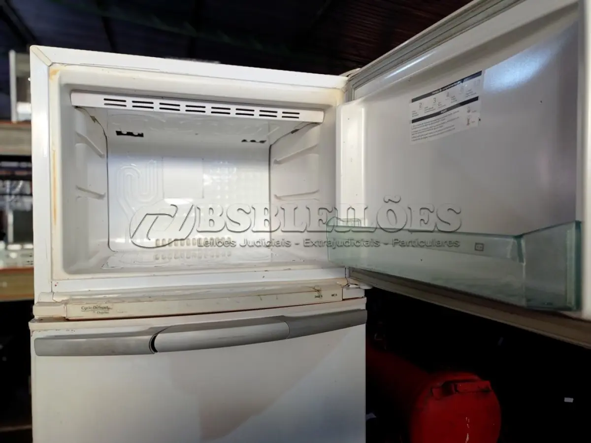 LOTE 171 - 01 GELADEIRA BRASTEMP CLEAN 110VOLTS. (NO ESTADO) ATENÇÃO! FAZER A VISITAÇÃO ANTES DE ARREMATAR, NÃO SABEMOS SE FUNCIONA. LEILÃO NÃO TEM GARANTIA E NEM DEVOLUÇÃO, SUJEITO A POSSÍVEIS AVARIAS VISÍVEIS/OCULTAS E/OU AUSÊNCIA DE COMPONENTES.