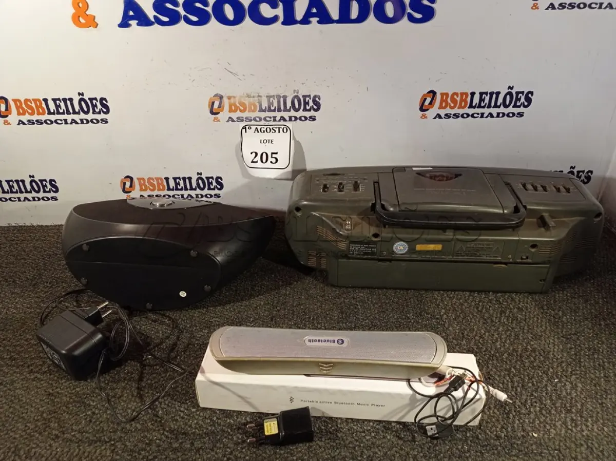 LOTE 205 - 03 APARELHOS DE SOM DIVERSOS (NO ESTADO) ATENÇÃO! FAZER A VISITAÇÃO ANTES DE ARREMATAR, NÃO SABEMOS SE FUNCIONA. LEILÃO NÃO TEM GARANTIA E NEM DEVOLUÇÃO, SUJEITO A POSSÍVEIS AVARIAS VISÍVEIS/OCULTAS E/OU AUSÊNCIA DE COMPONENTES.