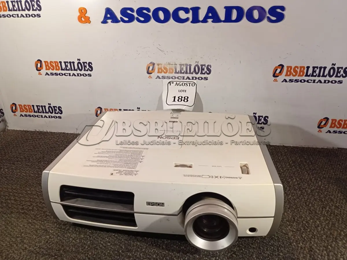 LOTE 188 - 01 PROJETOR EPSON GRANDE. (NO ESTADO) ATENÇÃO! FAZER A VISITAÇÃO ANTES DE ARREMATAR, NÃO SABEMOS SE FUNCIONA. LEILÃO NÃO TEM GARANTIA E NEM DEVOLUÇÃO, SUJEITO A POSSÍVEIS AVARIAS VISÍVEIS/OCULTAS E/OU AUSÊNCIA DE COMPONENTES.