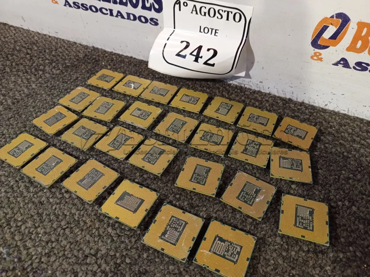 LOTE 242 - 27 PROCESSADORES I3. (NO ESTADO) ATENÇÃO! FAZER A VISITAÇÃO ANTES DE ARREMATAR, NÃO SABEMOS SE FUNCIONA. LEILÃO NÃO TEM GARANTIA E NEM DEVOLUÇÃO, SUJEITO A POSSÍVEIS AVARIAS VISÍVEIS/OCULTAS E/OU AUSÊNCIA DE COMPONENTES.