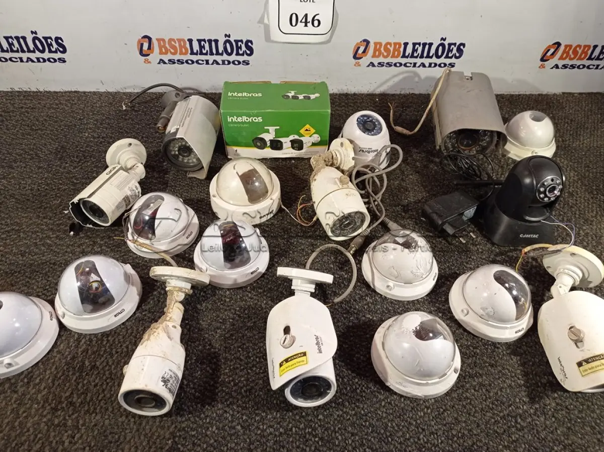 LOTE 046 - 01 LOTE COM DIVERSAS CÂMERAS. (NO ESTADO) ATENÇÃO! FAZER A VISITAÇÃO ANTES DE ARREMATAR, NÃO SABEMOS SE FUNCIONA. LEILÃO NÃO TEM GARANTIA E NEM DEVOLUÇÃO, SUJEITO A POSSÍVEIS AVARIAS VISÍVEIS/OCULTAS E/OU AUSÊNCIA DE COMPONENTES.