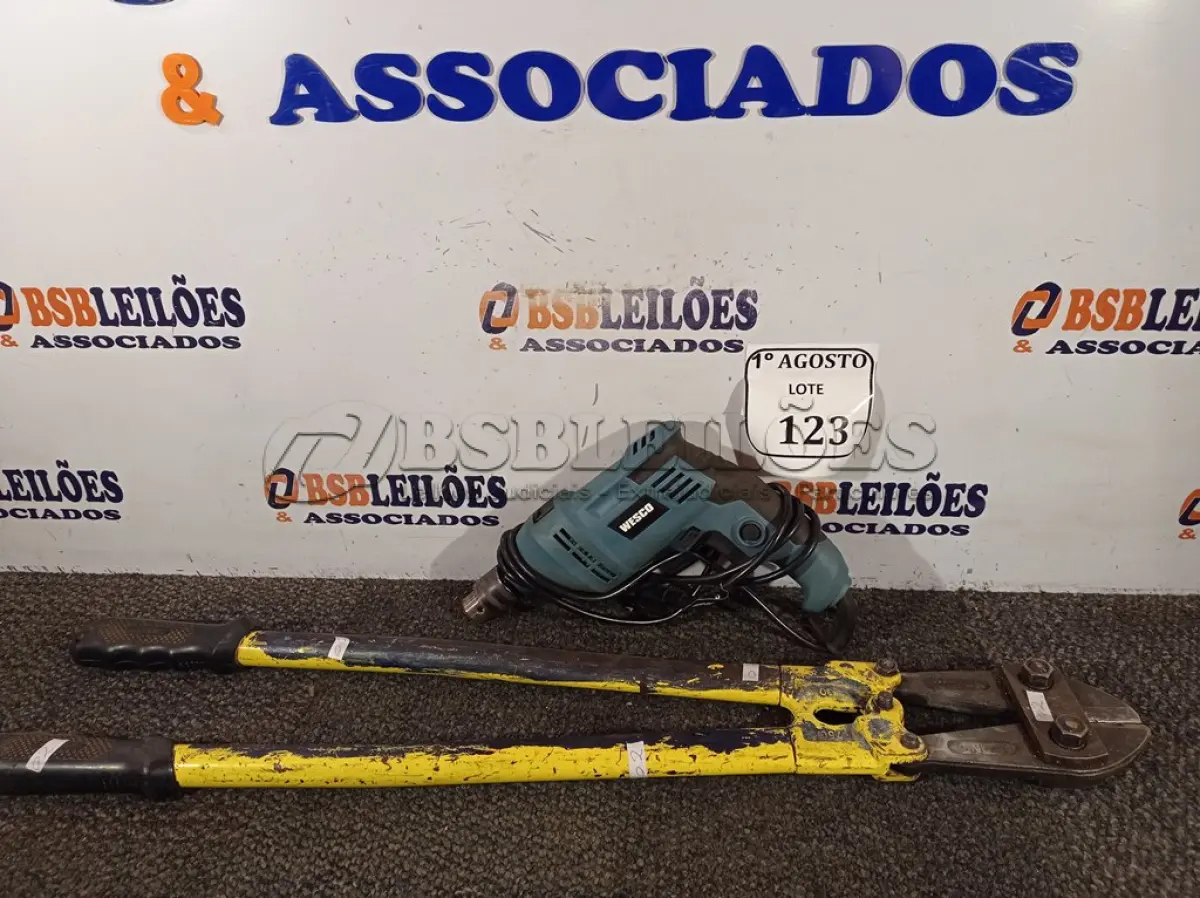 LOTE 123 - 01 FURADEIRA WESCA E 01 TESOURA PARA CORTE DE VERGALHÃO. (NO ESTADO) ATENÇÃO! FAZER A VISITAÇÃO ANTES DE ARREMATAR, NÃO SABEMOS SE FUNCIONA. LEILÃO NÃO TEM GARANTIA E NEM DEVOLUÇÃO, SUJEITO A POSSÍVEIS AVARIAS VISÍVEIS/OCULTAS E/OU AUSÊNCIA DE COMPONENTES.