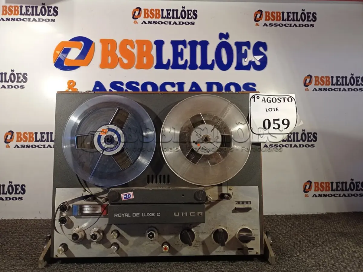LOTE 059 - 01 TOCA FITAS ROYAL DE LUXE C UHER. (NO ESTADO) ATENÇÃO! FAZER A VISITAÇÃO ANTES DE ARREMATAR, NÃO SABEMOS SE FUNCIONA. LEILÃO NÃO TEM GARANTIA E NEM DEVOLUÇÃO, SUJEITO A POSSÍVEIS AVARIAS VISÍVEIS/OCULTAS E/OU AUSÊNCIA DE COMPONENTES.