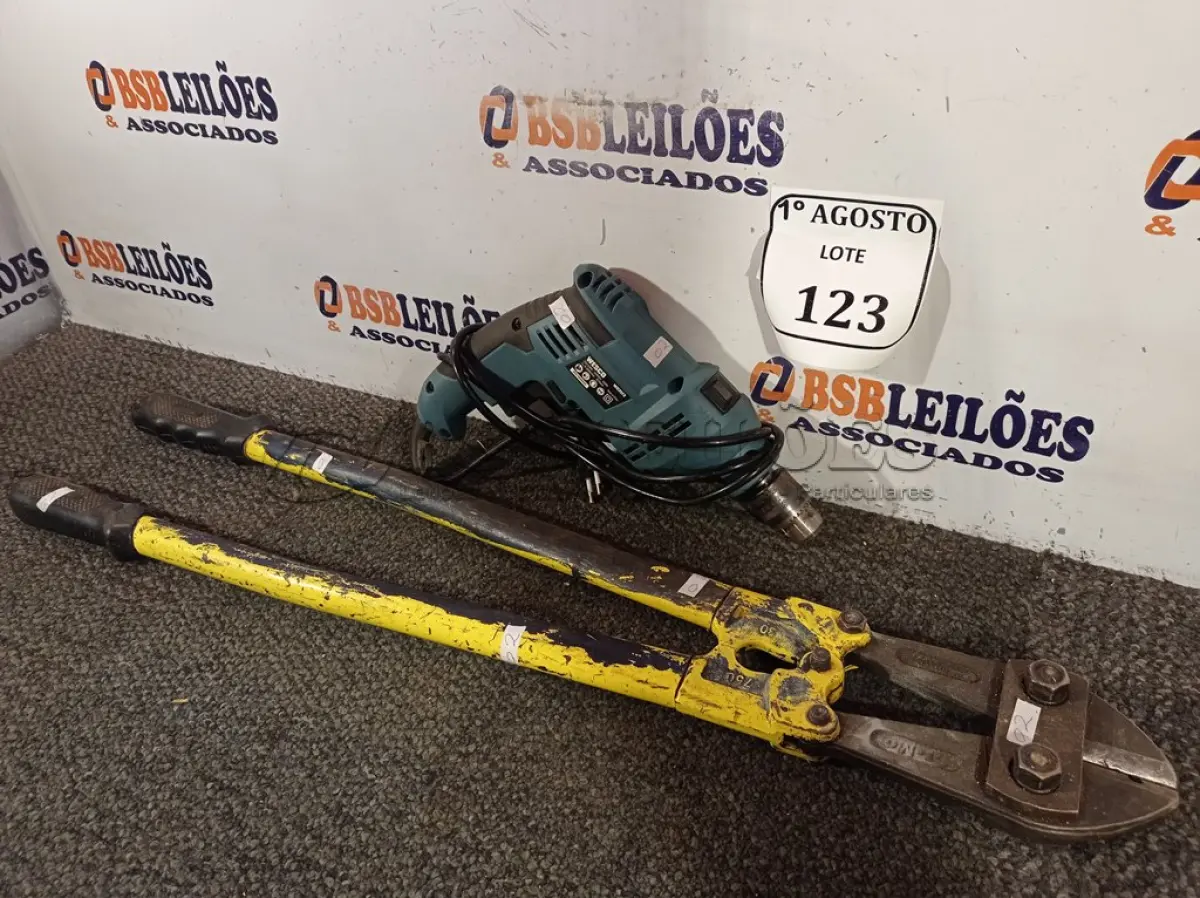 LOTE 123 - 01 FURADEIRA WESCA E 01 TESOURA PARA CORTE DE VERGALHÃO. (NO ESTADO) ATENÇÃO! FAZER A VISITAÇÃO ANTES DE ARREMATAR, NÃO SABEMOS SE FUNCIONA. LEILÃO NÃO TEM GARANTIA E NEM DEVOLUÇÃO, SUJEITO A POSSÍVEIS AVARIAS VISÍVEIS/OCULTAS E/OU AUSÊNCIA DE COMPONENTES.