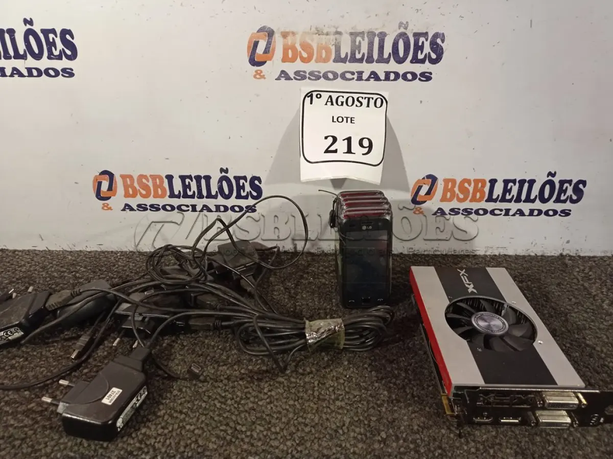 LOTE 219 - 05 APARELHOS CELULARES LG COM CARREGADOR E 01 PLACA DE VÍDEO HDMI. (NO ESTADO) ATENÇÃO! FAZER A VISITAÇÃO ANTES DE ARREMATAR, NÃO SABEMOS SE FUNCIONA. LEILÃO NÃO TEM GARANTIA E NEM DEVOLUÇÃO, SUJEITO A POSSÍVEIS AVARIAS VISÍVEIS/OCULTAS E/OU AUSÊNCIA DE COMPONENTES.