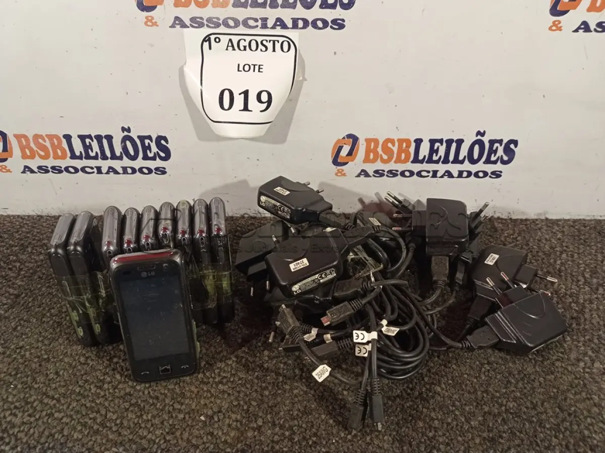 LOTE 019 - 10 APARELHOS CELULARES LG COM CARREGADOR. (NO ESTADO) ATENÇÃO! FAZER A VISITAÇÃO ANTES DE ARREMATAR, NÃO SABEMOS SE FUNCIONA. LEILÃO NÃO TEM GARANTIA E NEM DEVOLUÇÃO, SUJEITO A POSSÍVEIS AVARIAS VISÍVEIS/OCULTAS E/OU AUSÊNCIA DE COMPONENTES.