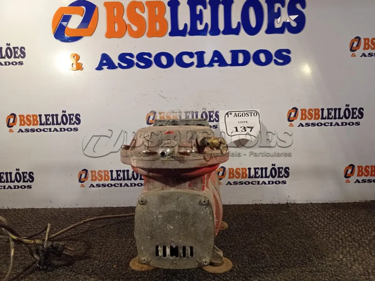LOTE 137 - 01 COMPRESSOR DE AR DIRETO. (NO ESTADO) ATENÇÃO! FAZER A VISITAÇÃO ANTES DE ARREMATAR, NÃO SABEMOS SE FUNCIONA. LEILÃO NÃO TEM GARANTIA E NEM DEVOLUÇÃO, SUJEITO A POSSÍVEIS AVARIAS VISÍVEIS/OCULTAS E/OU AUSÊNCIA DE COMPONENTES.
