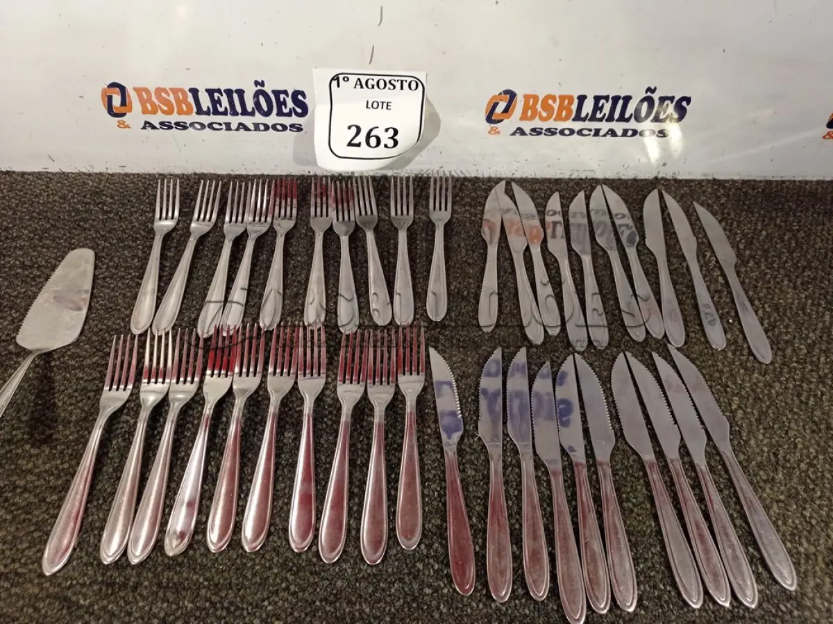 LOTE 263 - 01 LOTE COM 20 FACAS, 20 GARFOS E 01 ESPÁTULA PARA CORTAR BOLO. (NO ESTADO) ATENÇÃO! FAZER A VISITAÇÃO ANTES DE ARREMATAR, NÃO SABEMOS SE FUNCIONA. LEILÃO NÃO TEM GARANTIA E NEM DEVOLUÇÃO, SUJEITO A POSSÍVEIS AVARIAS VISÍVEIS/OCULTAS E/OU AUSÊNCIA DE COMPONENTES.