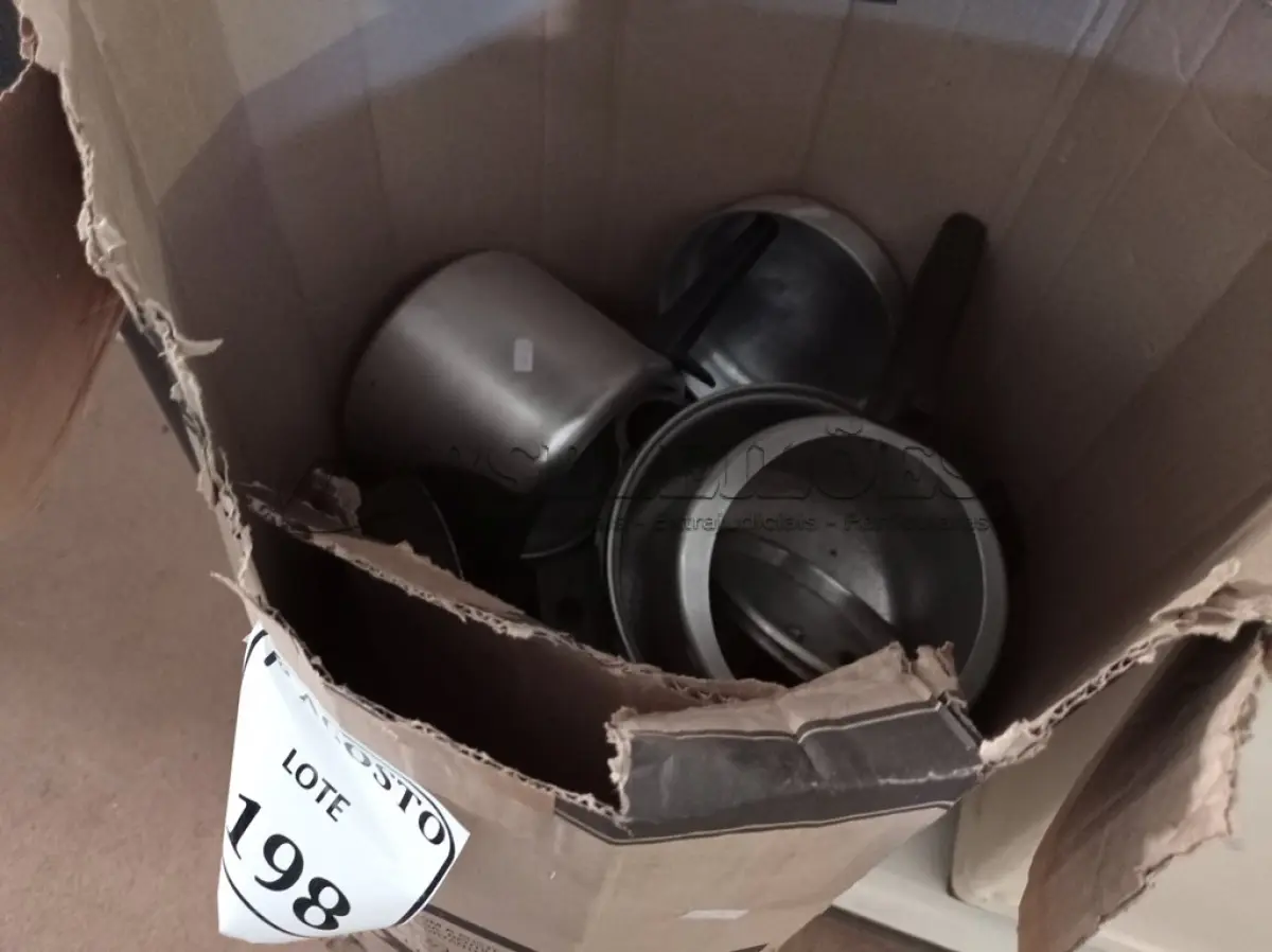 LOTE 198 - 01 LOTE COM PANELAS DIVERSAS. (NO ESTADO) ATENÇÃO! FAZER A VISITAÇÃO ANTES DE ARREMATAR, NÃO SABEMOS SE FUNCIONA. LEILÃO NÃO TEM GARANTIA E NEM DEVOLUÇÃO, SUJEITO A POSSÍVEIS AVARIAS VISÍVEIS/OCULTAS E/OU AUSÊNCIA DE COMPONENTES.