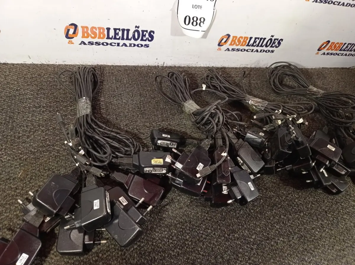 LOTE 088 - 01 CAIXA COM APROXIMADAMENTE 40 CARREGADORES PARA CELULARES DIVERSOS. (NO ESTADO) ATENÇÃO! FAZER A VISITAÇÃO ANTES DE ARREMATAR, NÃO SABEMOS SE FUNCIONA. LEILÃO NÃO TEM GARANTIA E NEM DEVOLUÇÃO, SUJEITO A POSSÍVEIS AVARIAS VISÍVEIS/OCULTAS E/OU AUSÊNCIA DE COMPONENTES.