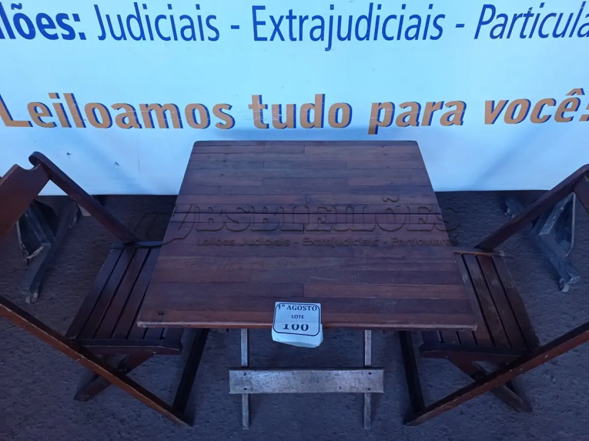 LOTE 100 - 01 MESA EM MADEIRA COM 02 CADEIRAS DOBRÁVEL COM AVARIAS. (NO ESTADO) ATENÇÃO! FAZER A VISITAÇÃO ANTES DE ARREMATAR, NÃO SABEMOS SE FUNCIONA. LEILÃO NÃO TEM GARANTIA E NEM DEVOLUÇÃO, SUJEITO A POSSÍVEIS AVARIAS VISÍVEIS/OCULTAS E/OU AUSÊNCIA DE COMPONENTES.