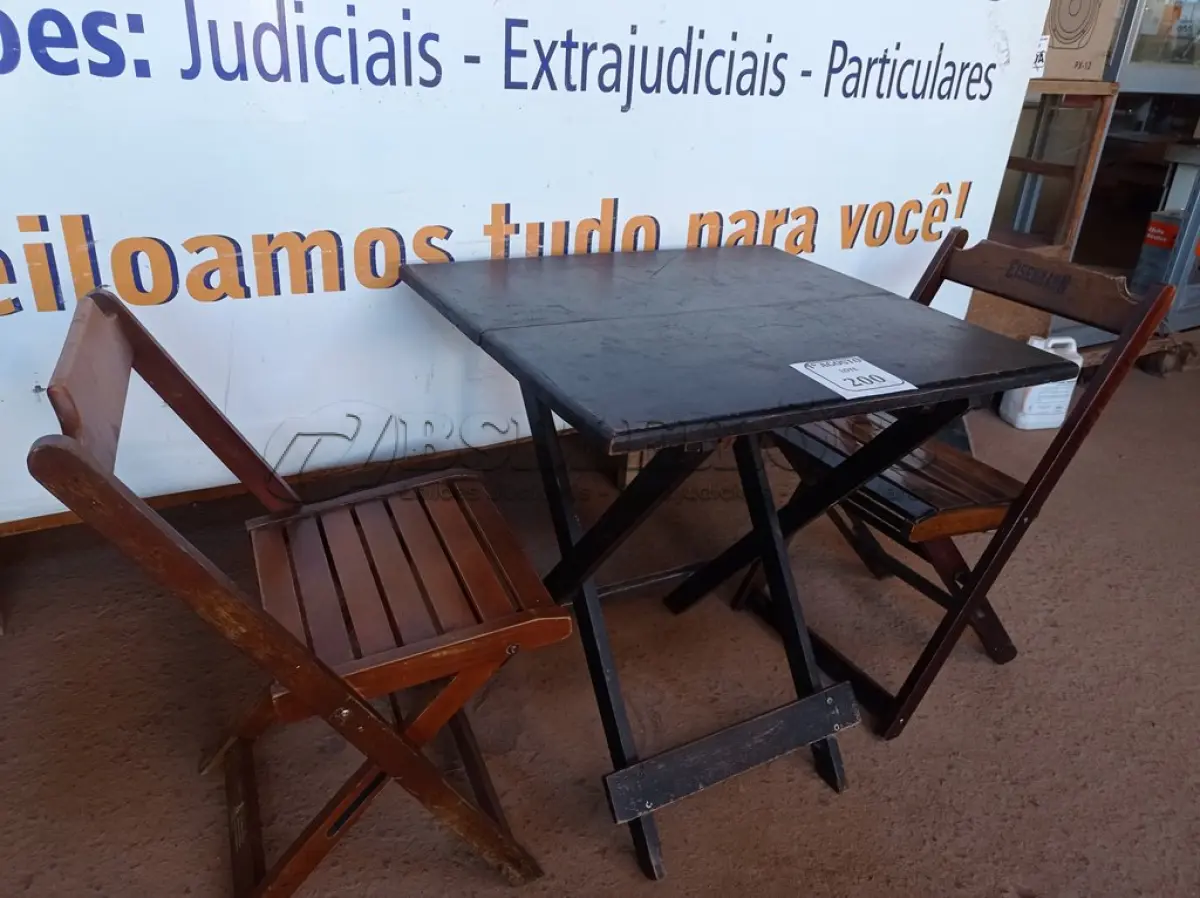 LOTE 200 - 01 MESA EM MADEIRA COM 02 CADEIRAS DOBRÁVEL COM AVARIAS. (NO ESTADO) ATENÇÃO! FAZER A VISITAÇÃO ANTES DE ARREMATAR, NÃO SABEMOS SE FUNCIONA. LEILÃO NÃO TEM GARANTIA E NEM DEVOLUÇÃO, SUJEITO A POSSÍVEIS AVARIAS VISÍVEIS/OCULTAS E/OU AUSÊNCIA DE COMPONENTES.