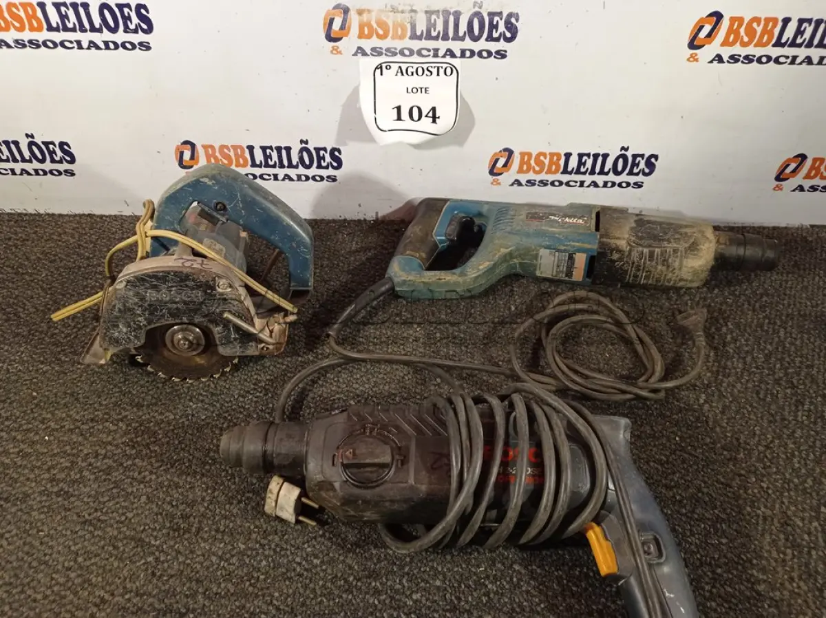 LOTE 104 - 01 SERRA MÁRMORE BOCH, 01 FURADEIRA E 01 MARTELETE. (NO ESTADO) ATENÇÃO! FAZER A VISITAÇÃO ANTES DE ARREMATAR, NÃO SABEMOS SE FUNCIONA. LEILÃO NÃO TEM GARANTIA E NEM DEVOLUÇÃO, SUJEITO A POSSÍVEIS AVARIAS VISÍVEIS/OCULTAS E/OU AUSÊNCIA DE COMPONENTES.