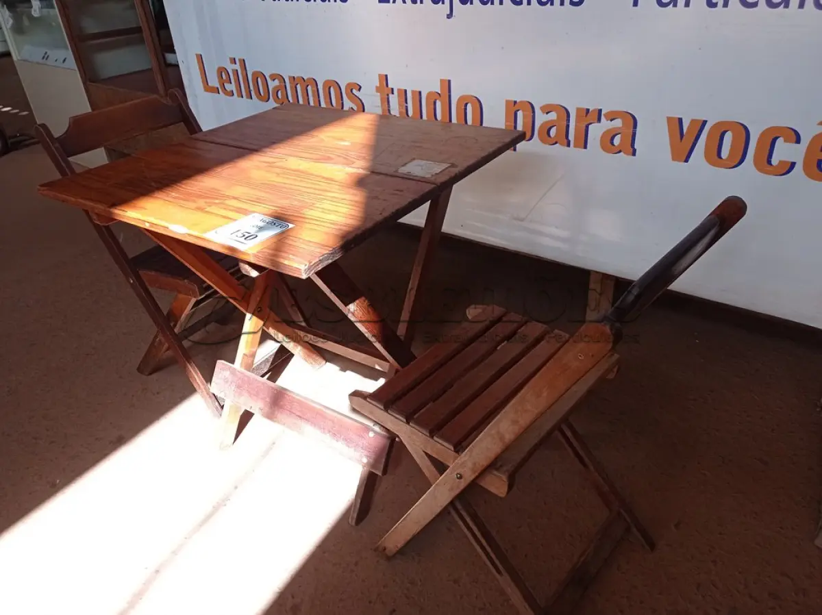 LOTE 150 - 01 MESA EM MADEIRA COM 02 CADEIRAS DOBRÁVEL COM AVARIAS. (NO ESTADO) ATENÇÃO! FAZER A VISITAÇÃO ANTES DE ARREMATAR, NÃO SABEMOS SE FUNCIONA. LEILÃO NÃO TEM GARANTIA E NEM DEVOLUÇÃO, SUJEITO A POSSÍVEIS AVARIAS VISÍVEIS/OCULTAS E/OU AUSÊNCIA DE COMPONENTES.