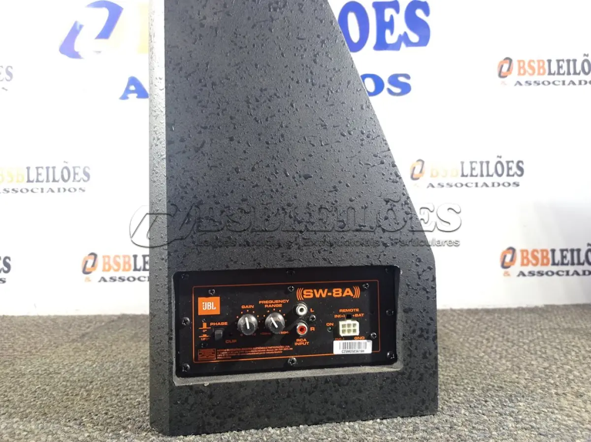 LOTE 017 - 01 CAIXA SUBWOOFER AMPLIFICADA 8’’ 95W RMS. (NO ESTADO) ATENÇÃO! FAZER A VISITAÇÃO ANTES DE ARREMATAR, NÃO SABEMOS SE FUNCIONA. LEILÃO NÃO TEM GARANTIA E NEM DEVOLUÇÃO, SUJEITO A POSSÍVEIS AVARIAS VISÍVEIS/OCULTAS E/OU AUSÊNCIA DE COMPONENTES.