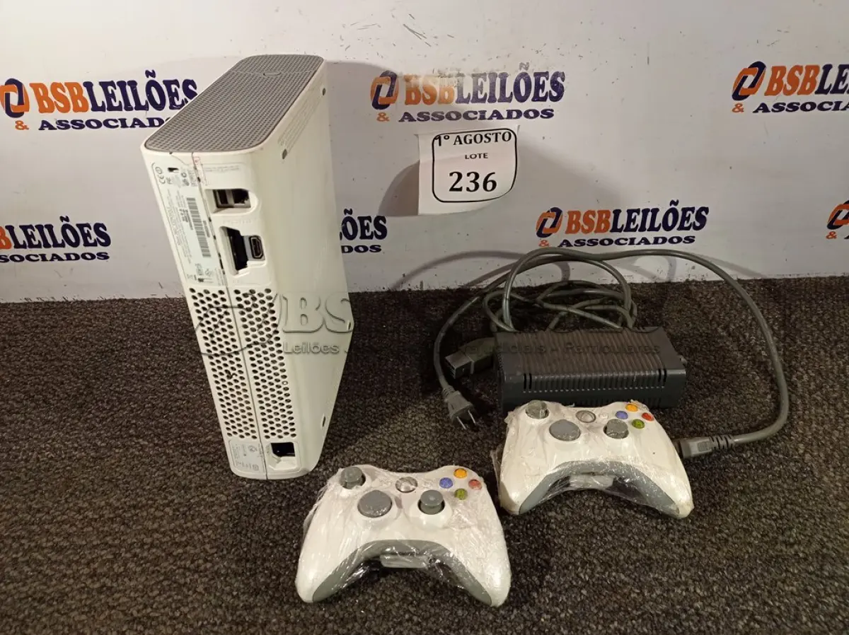 LOTE 236 - 01 XBOX 360 COM FONTE E 02 CONTROLES. (NO ESTADO) ATENÇÃO! FAZER A VISITAÇÃO ANTES DE ARREMATAR, NÃO SABEMOS SE FUNCIONA. LEILÃO NÃO TEM GARANTIA E NEM DEVOLUÇÃO, SUJEITO A POSSÍVEIS AVARIAS VISÍVEIS/OCULTAS E/OU AUSÊNCIA DE COMPONENTES.