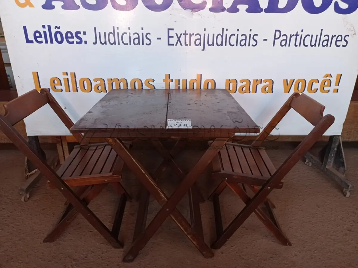 LOTE 210 - 01 MESA EM MADEIRA COM 02 CADEIRAS DOBRÁVEL COM AVARIAS. (NO ESTADO) ATENÇÃO! FAZER A VISITAÇÃO ANTES DE ARREMATAR, NÃO SABEMOS SE FUNCIONA. LEILÃO NÃO TEM GARANTIA E NEM DEVOLUÇÃO, SUJEITO A POSSÍVEIS AVARIAS VISÍVEIS/OCULTAS E/OU AUSÊNCIA DE COMPONENTES.