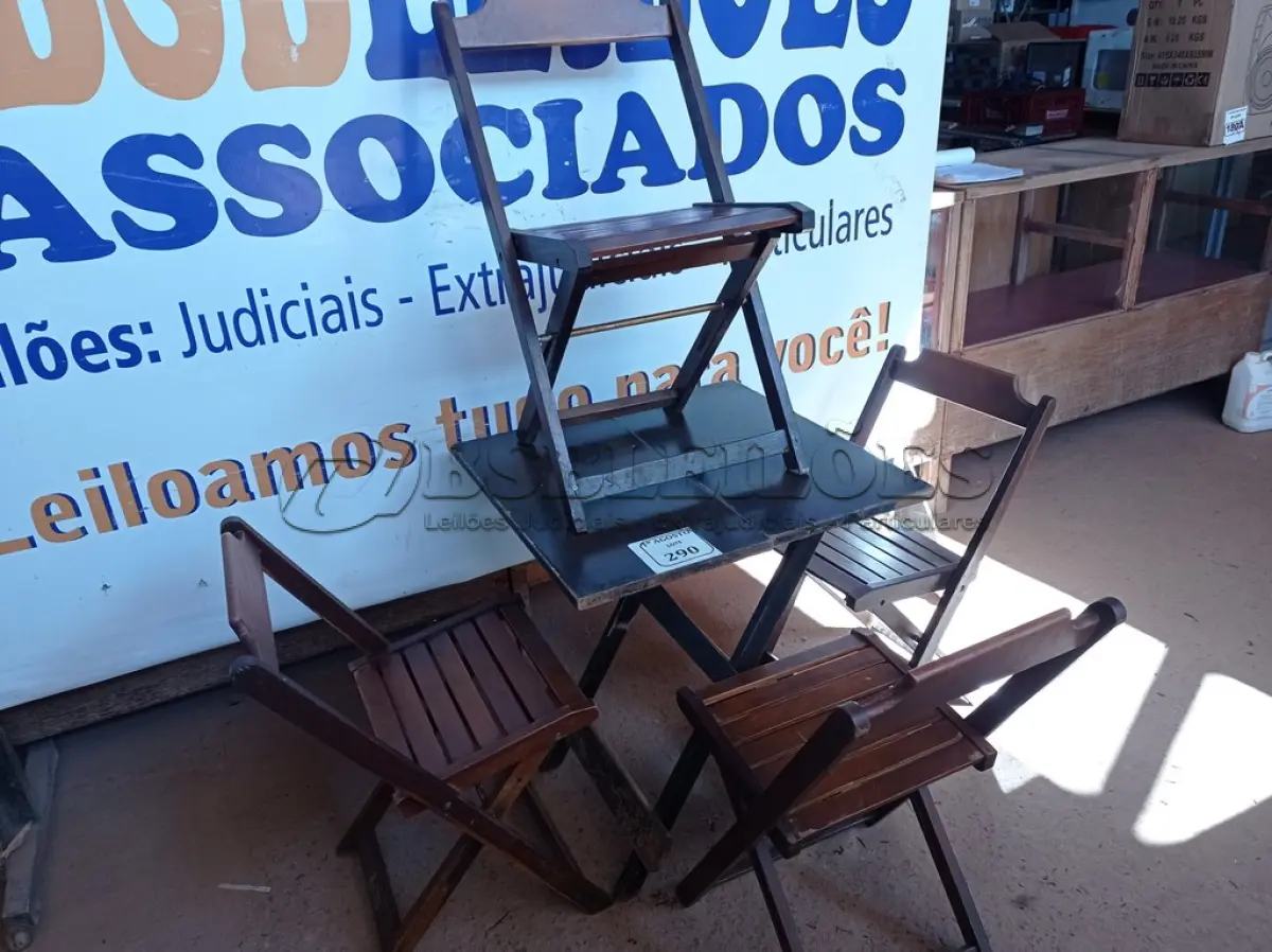 LOTE 290 - 01 MESA COM 04 CADEIRAS COM AVARIAS EM MADEIRA DOBRÁVEL. (NO ESTADO) ATENÇÃO! FAZER A VISITAÇÃO ANTES DE ARREMATAR, NÃO SABEMOS SE FUNCIONA. LEILÃO NÃO TEM GARANTIA E NEM DEVOLUÇÃO, SUJEITO A POSSÍVEIS AVARIAS VISÍVEIS/OCULTAS E/OU AUSÊNCIA DE COMPONENTES.