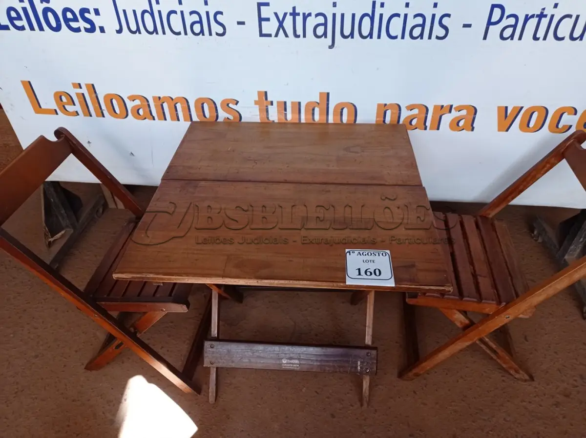 LOTE 160 - 01 MESA EM MADEIRA COM 02 CADEIRAS DOBRÁVEL COM AVARIAS. (NO ESTADO) ATENÇÃO! FAZER A VISITAÇÃO ANTES DE ARREMATAR, NÃO SABEMOS SE FUNCIONA. LEILÃO NÃO TEM GARANTIA E NEM DEVOLUÇÃO, SUJEITO A POSSÍVEIS AVARIAS VISÍVEIS/OCULTAS E/OU AUSÊNCIA DE COMPONENTES.