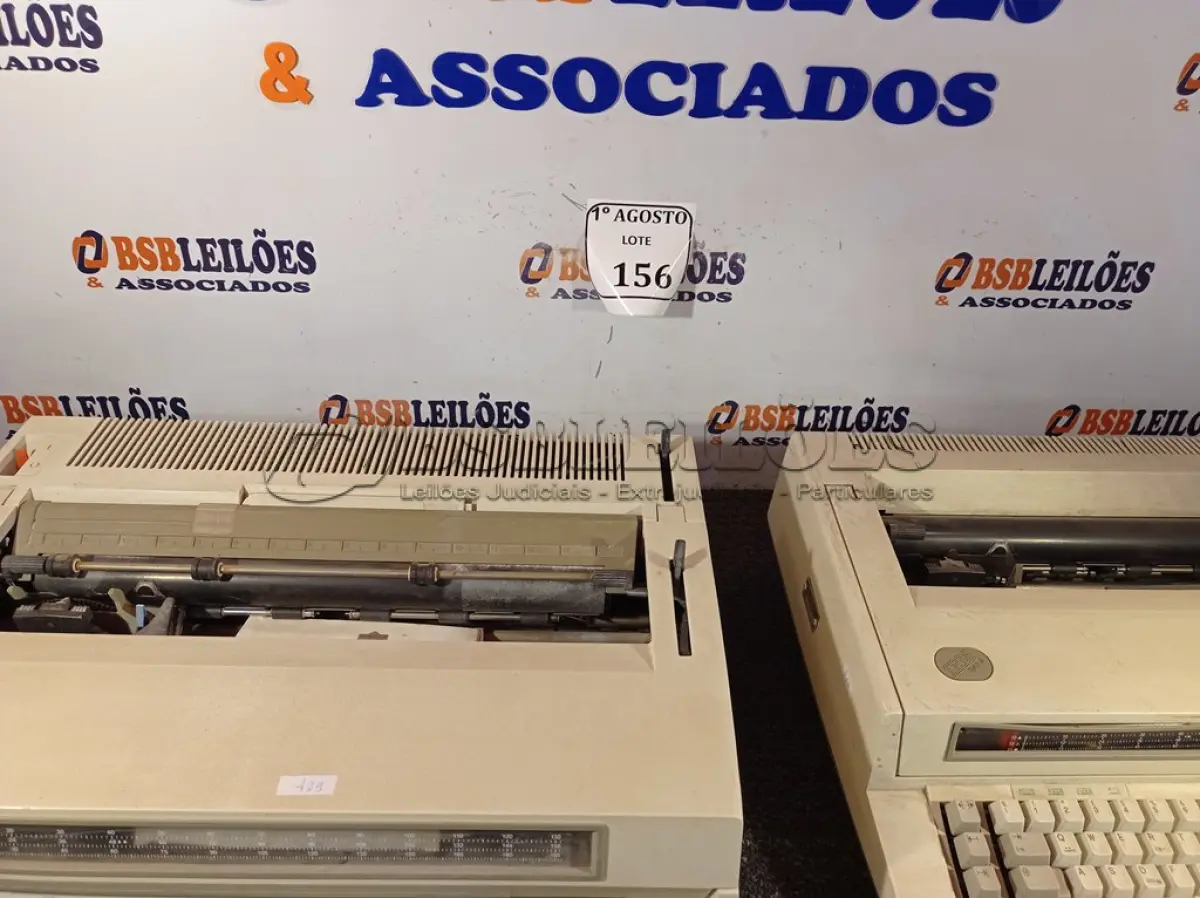 LOTE 156 - 02 MÁQUINAS DE DATILOGRAFAR MARCA IBM (NO ESTADO) ATENÇÃO! FAZER A VISITAÇÃO ANTES DE ARREMATAR, NÃO SABEMOS SE FUNCIONA. LEILÃO NÃO TEM GARANTIA E NEM DEVOLUÇÃO, SUJEITO A POSSÍVEIS AVARIAS VISÍVEIS/OCULTAS E/OU AUSÊNCIA DE COMPONENTES.