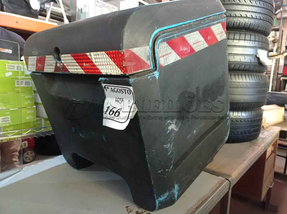 LOTE 166 - 01 BAÚ PARA MOTO COM CAPACETE. (NO ESTADO) ATENÇÃO! FAZER A VISITAÇÃO ANTES DE ARREMATAR, NÃO SABEMOS SE FUNCIONA. LEILÃO NÃO TEM GARANTIA E NEM DEVOLUÇÃO, SUJEITO A POSSÍVEIS AVARIAS VISÍVEIS/OCULTAS E/OU AUSÊNCIA DE COMPONENTES.