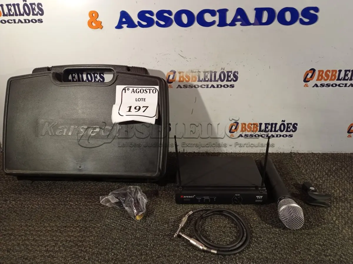 LOTE 197 - 01 MALETA COM 01 TRANSMISSOR E 01 MICROFONES SEM FIO. (NO ESTADO) ATENÇÃO! FAZER A VISITAÇÃO ANTES DE ARREMATAR, NÃO SABEMOS SE FUNCIONA. LEILÃO NÃO TEM GARANTIA E NEM DEVOLUÇÃO, SUJEITO A POSSÍVEIS AVARIAS VISÍVEIS/OCULTAS E/OU AUSÊNCIA DE COMPONENTES.