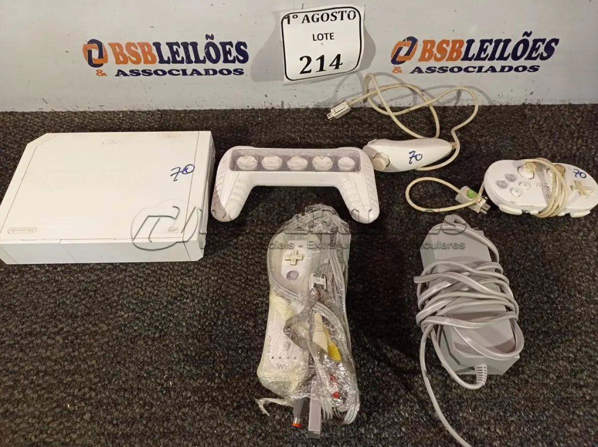 LOTE 214 - 01 VÍDEO GAME NINTENDO WII COM ACESSÓRIOS. (NO ESTADO) ATENÇÃO! FAZER A VISITAÇÃO ANTES DE ARREMATAR, NÃO SABEMOS SE FUNCIONA. LEILÃO NÃO TEM GARANTIA E NEM DEVOLUÇÃO, SUJEITO A POSSÍVEIS AVARIAS VISÍVEIS/OCULTAS E/OU AUSÊNCIA DE COMPONENTES.
