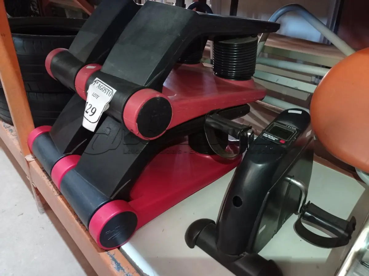 LOTE 129 - 04 APARELHOS PARA GINASTICA. (NO ESTADO) ATENÇÃO! FAZER A VISITAÇÃO ANTES DE ARREMATAR, NÃO SABEMOS SE FUNCIONA. LEILÃO NÃO TEM GARANTIA E NEM DEVOLUÇÃO, SUJEITO A POSSÍVEIS AVARIAS VISÍVEIS/OCULTAS E/OU AUSÊNCIA DE COMPONENTES.