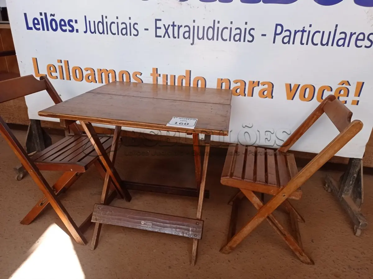 LOTE 160 - 01 MESA EM MADEIRA COM 02 CADEIRAS DOBRÁVEL COM AVARIAS. (NO ESTADO) ATENÇÃO! FAZER A VISITAÇÃO ANTES DE ARREMATAR, NÃO SABEMOS SE FUNCIONA. LEILÃO NÃO TEM GARANTIA E NEM DEVOLUÇÃO, SUJEITO A POSSÍVEIS AVARIAS VISÍVEIS/OCULTAS E/OU AUSÊNCIA DE COMPONENTES.
