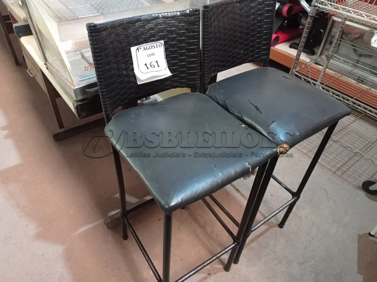 LOTE 161 - 02 BANQUETAS COM BASE EM FERRO (NO ESTADO) ATENÇÃO! FAZER A VISITAÇÃO ANTES DE ARREMATAR, NÃO SABEMOS SE FUNCIONA. LEILÃO NÃO TEM GARANTIA E NEM DEVOLUÇÃO, SUJEITO A POSSÍVEIS AVARIAS VISÍVEIS/OCULTAS E/OU AUSÊNCIA DE COMPONENTES.