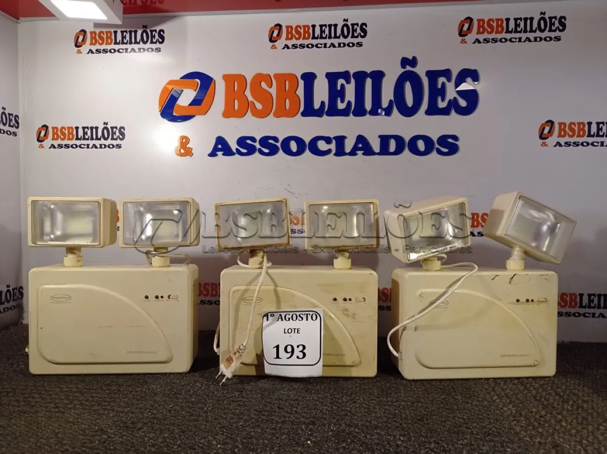 LOTE 193 - 02 LUMINÁRIAS DE EMERGÊNCIA DE LED. (NO ESTADO) ATENÇÃO! FAZER A VISITAÇÃO ANTES DE ARREMATAR, NÃO SABEMOS SE FUNCIONA. LEILÃO NÃO TEM GARANTIA E NEM DEVOLUÇÃO, SUJEITO A POSSÍVEIS AVARIAS VISÍVEIS/OCULTAS E/OU AUSÊNCIA DE COMPONENTES.