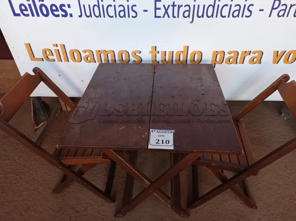 LOTE 210 - 01 MESA EM MADEIRA COM 02 CADEIRAS DOBRÁVEL COM AVARIAS. (NO ESTADO) ATENÇÃO! FAZER A VISITAÇÃO ANTES DE ARREMATAR, NÃO SABEMOS SE FUNCIONA. LEILÃO NÃO TEM GARANTIA E NEM DEVOLUÇÃO, SUJEITO A POSSÍVEIS AVARIAS VISÍVEIS/OCULTAS E/OU AUSÊNCIA DE COMPONENTES.