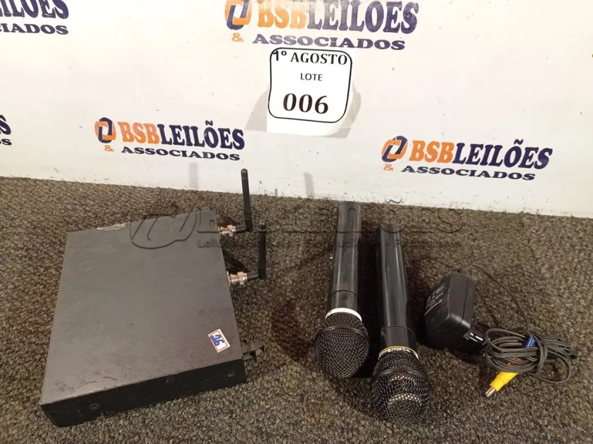 LOTE 006 - 01 RECEIVER COM FONTE E 02 MICROFONES. (NO ESTADO) ATENÇÃO! FAZER A VISITAÇÃO ANTES DE ARREMATAR, NÃO SABEMOS SE FUNCIONA. LEILÃO NÃO TEM GARANTIA E NEM DEVOLUÇÃO, SUJEITO A POSSÍVEIS AVARIAS VISÍVEIS/OCULTAS E/OU AUSÊNCIA DE COMPONENTES.