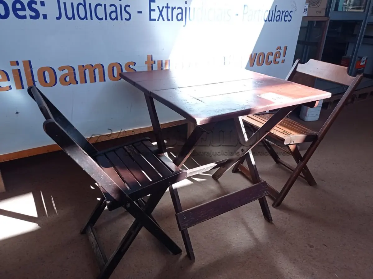LOTE 130 - 01 MESA EM MADEIRA COM 02 CADEIRAS DOBRÁVEL COM AVARIAS. (NO ESTADO) ATENÇÃO! FAZER A VISITAÇÃO ANTES DE ARREMATAR, NÃO SABEMOS SE FUNCIONA. LEILÃO NÃO TEM GARANTIA E NEM DEVOLUÇÃO, SUJEITO A POSSÍVEIS AVARIAS VISÍVEIS/OCULTAS E/OU AUSÊNCIA DE COMPONENTES.