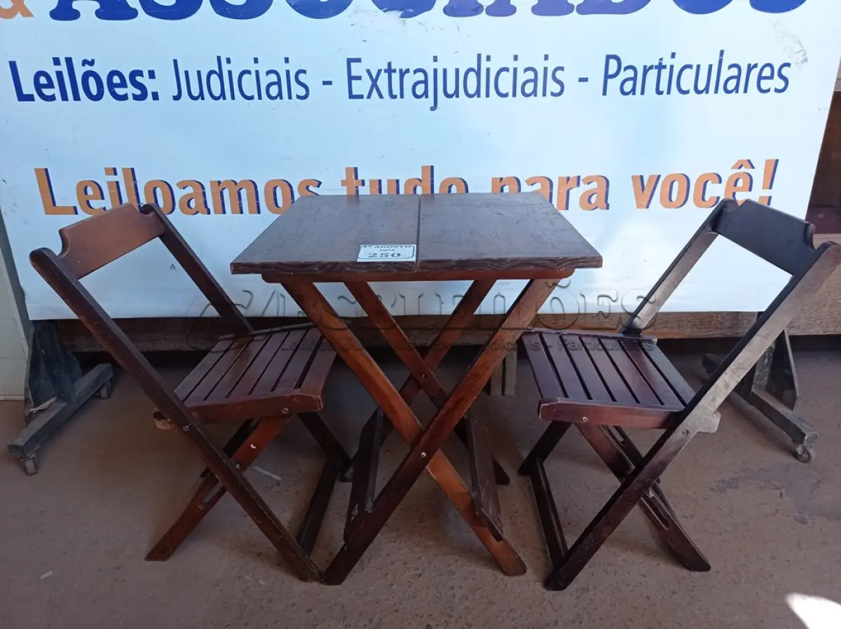LOTE 250 - 01 MESA COM 02 CADEIRAS EM MADEIRA. (NO ESTADO) ATENÇÃO! FAZER A VISITAÇÃO ANTES DE ARREMATAR, NÃO SABEMOS SE FUNCIONA. LEILÃO NÃO TEM GARANTIA E NEM DEVOLUÇÃO, SUJEITO A POSSÍVEIS AVARIAS VISÍVEIS/OCULTAS E/OU AUSÊNCIA DE COMPONENTES.