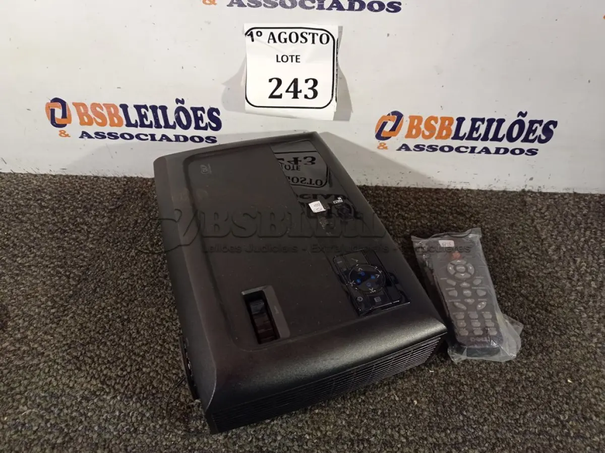 LOTE 243 - 01 PROJETOR MULTIMIDIA MARCA DELL COM CONTROLE 387 HORAS DE USO SEM CABO DE FORÇA 220V. (NO ESTADO) ATENÇÃO! FAZER A VISITAÇÃO ANTES DE ARREMATAR, NÃO SABEMOS SE FUNCIONA. LEILÃO NÃO TEM GARANTIA E NEM DEVOLUÇÃO, SUJEITO A POSSÍVEIS AVARIAS VISÍVEIS/OCULTAS E/OU AUSÊNCIA DE COMPONENTES.