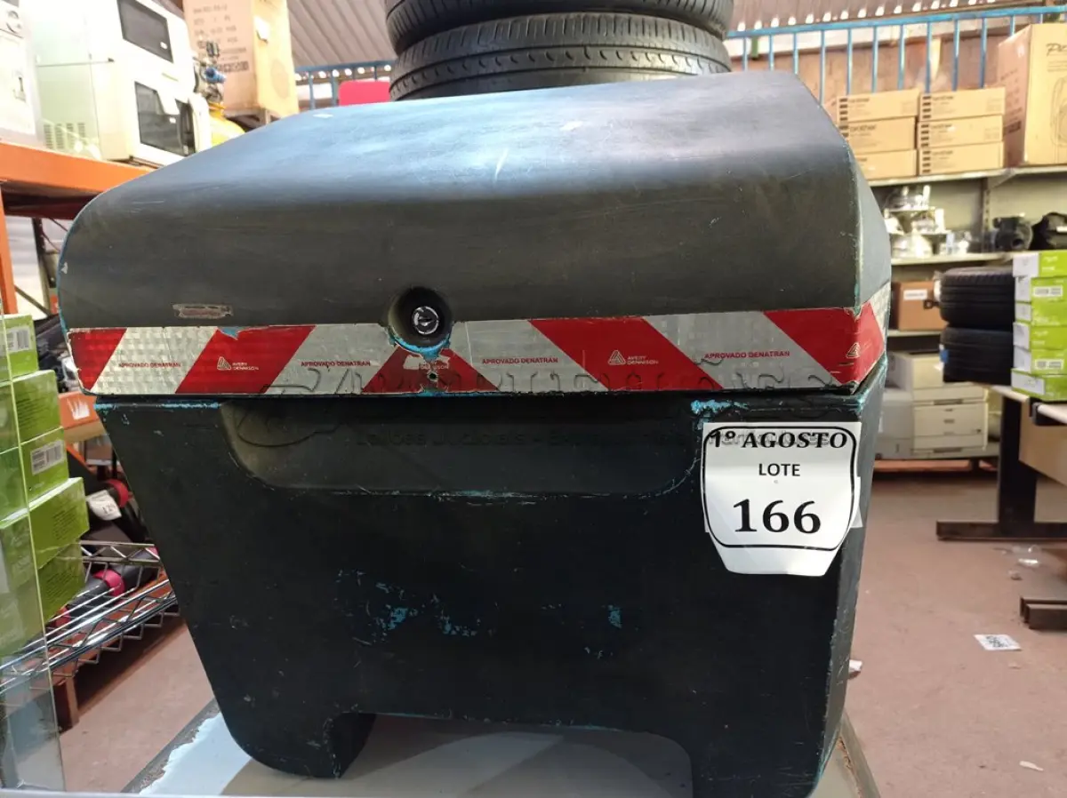 LOTE 166 - 01 BAÚ PARA MOTO COM CAPACETE. (NO ESTADO) ATENÇÃO! FAZER A VISITAÇÃO ANTES DE ARREMATAR, NÃO SABEMOS SE FUNCIONA. LEILÃO NÃO TEM GARANTIA E NEM DEVOLUÇÃO, SUJEITO A POSSÍVEIS AVARIAS VISÍVEIS/OCULTAS E/OU AUSÊNCIA DE COMPONENTES.