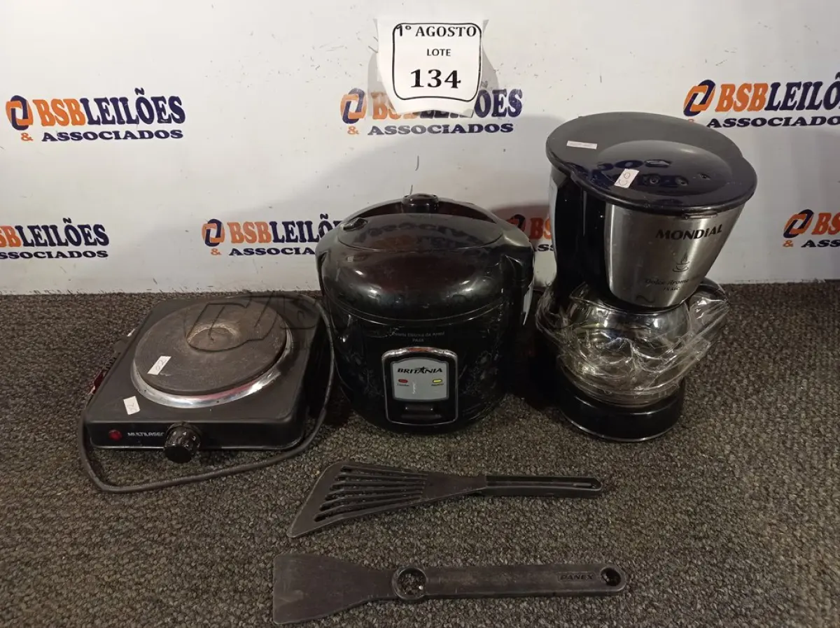 LOTE 134 - 01 CAFETEIRA ELÉTRICA, 01 FOGÃO ELÉTRICO E 01 PANELA ELÉTRICA. (NO ESTADO) ATENÇÃO! FAZER A VISITAÇÃO ANTES DE ARREMATAR, NÃO SABEMOS SE FUNCIONA. LEILÃO NÃO TEM GARANTIA E NEM DEVOLUÇÃO, SUJEITO A POSSÍVEIS AVARIAS VISÍVEIS/OCULTAS E/OU AUSÊNCIA DE COMPONENTES.