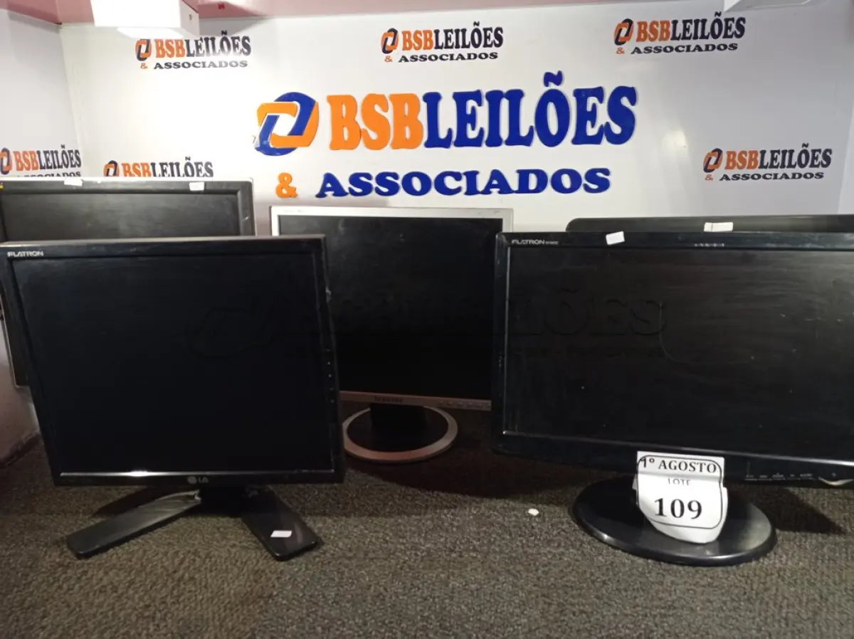 LOTE 109 - 05 MONITORES LCD MARCAS E MODELOS DIVERSOS PARA RETIRADA DE PEÇAS. (NO ESTADO) ATENÇÃO! FAZER A VISITAÇÃO ANTES DE ARREMATAR, NÃO SABEMOS SE FUNCIONA. LEILÃO NÃO TEM GARANTIA E NEM DEVOLUÇÃO, SUJEITO A POSSÍVEIS AVARIAS VISÍVEIS/OCULTAS E/OU AUSÊNCIA DE COMPONENTES.