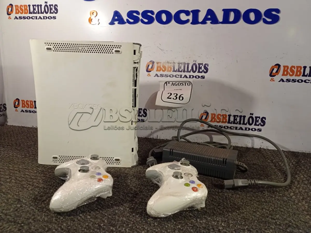 LOTE 236 - 01 XBOX 360 COM FONTE E 02 CONTROLES. (NO ESTADO) ATENÇÃO! FAZER A VISITAÇÃO ANTES DE ARREMATAR, NÃO SABEMOS SE FUNCIONA. LEILÃO NÃO TEM GARANTIA E NEM DEVOLUÇÃO, SUJEITO A POSSÍVEIS AVARIAS VISÍVEIS/OCULTAS E/OU AUSÊNCIA DE COMPONENTES.